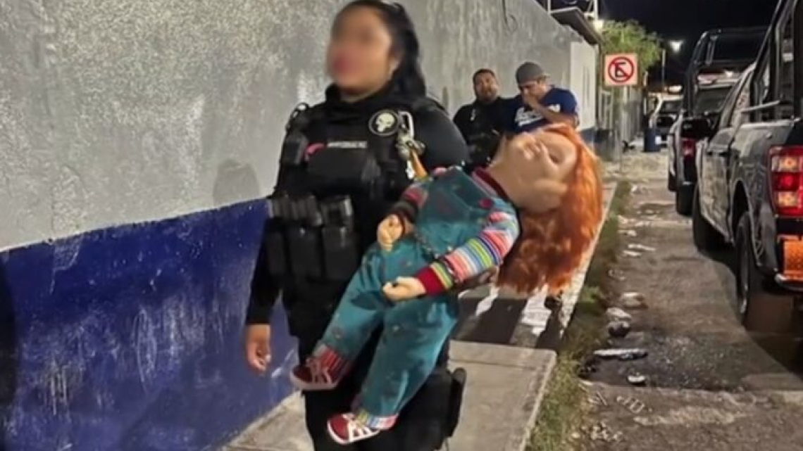 Detienen a 'Chucky' en Coahuila; hombre utiliza muñeco para pedir dinero