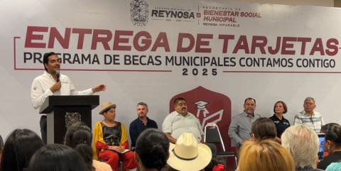 Reciben artistas su beca municipal para continuar con su formación