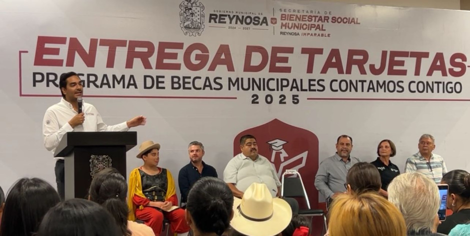 Reciben artistas su beca municipal para continuar con su formación