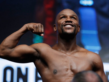 Celebra Mayweather su victoria con mujeres y mucho dinero 