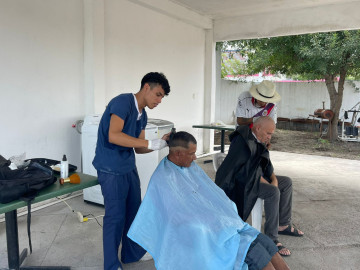 Indigentes reciben apoyo con cortes de pelo, ropa y alimento