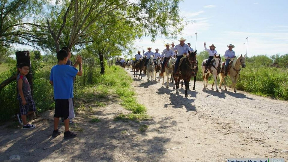 Realizan cabalgata del 67 Aniversario de Miguel Alemán 