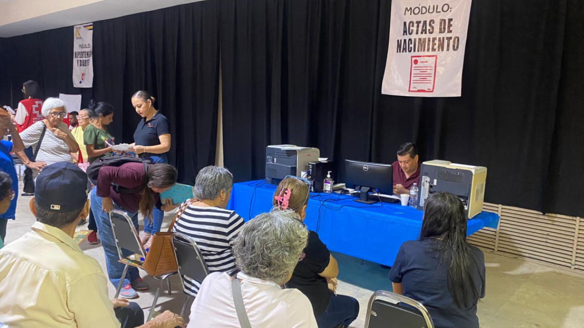 Brigada médica atiende a adultos mayores