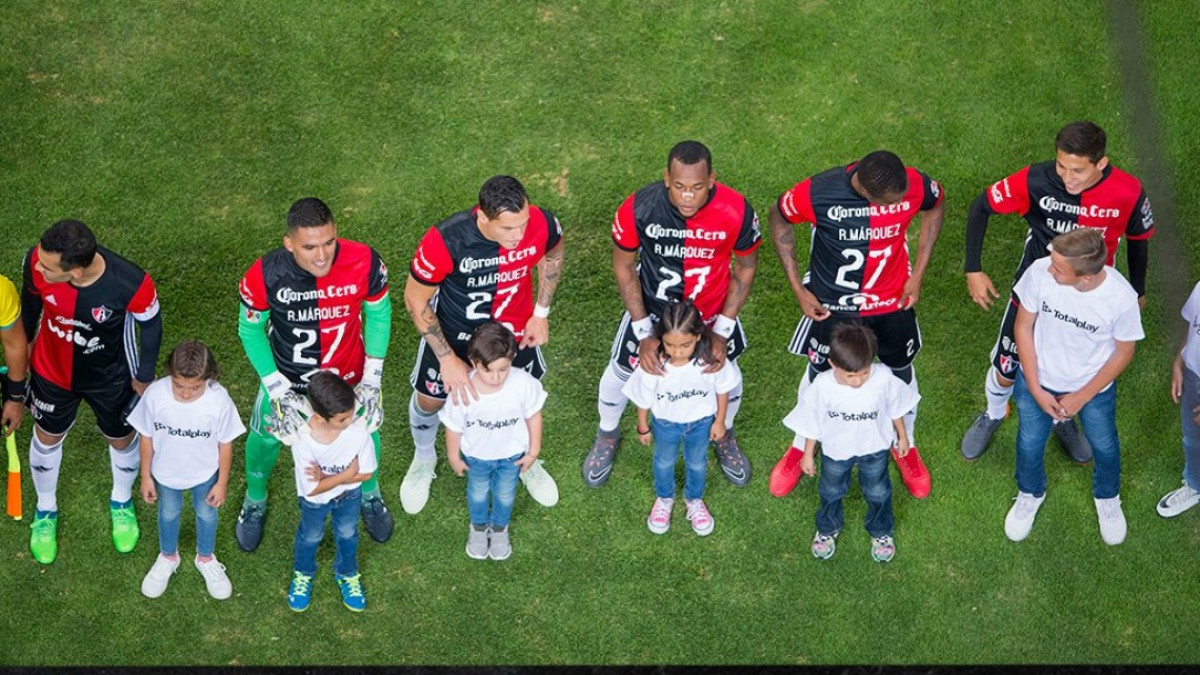 Rinden gran homenaje a Rafa Márquez en el Estadio Jalisco