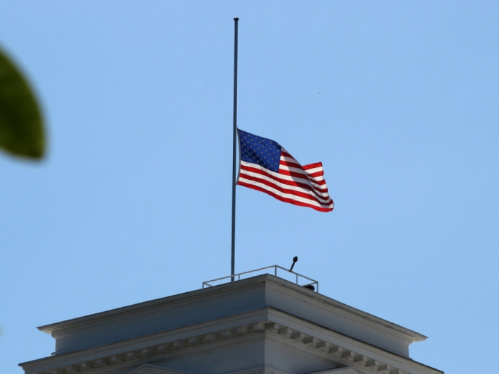 Abbott ordena bajar banderas a media asta en honor a víctimas de inundaciones en Texas