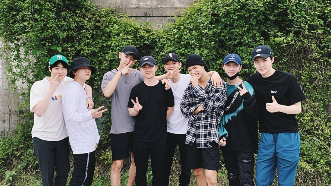 Yixing reaparece con EXO para despedir a Kyungsoo