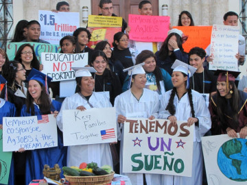 Universidades aceptarán a estudiantes deportados de EU
