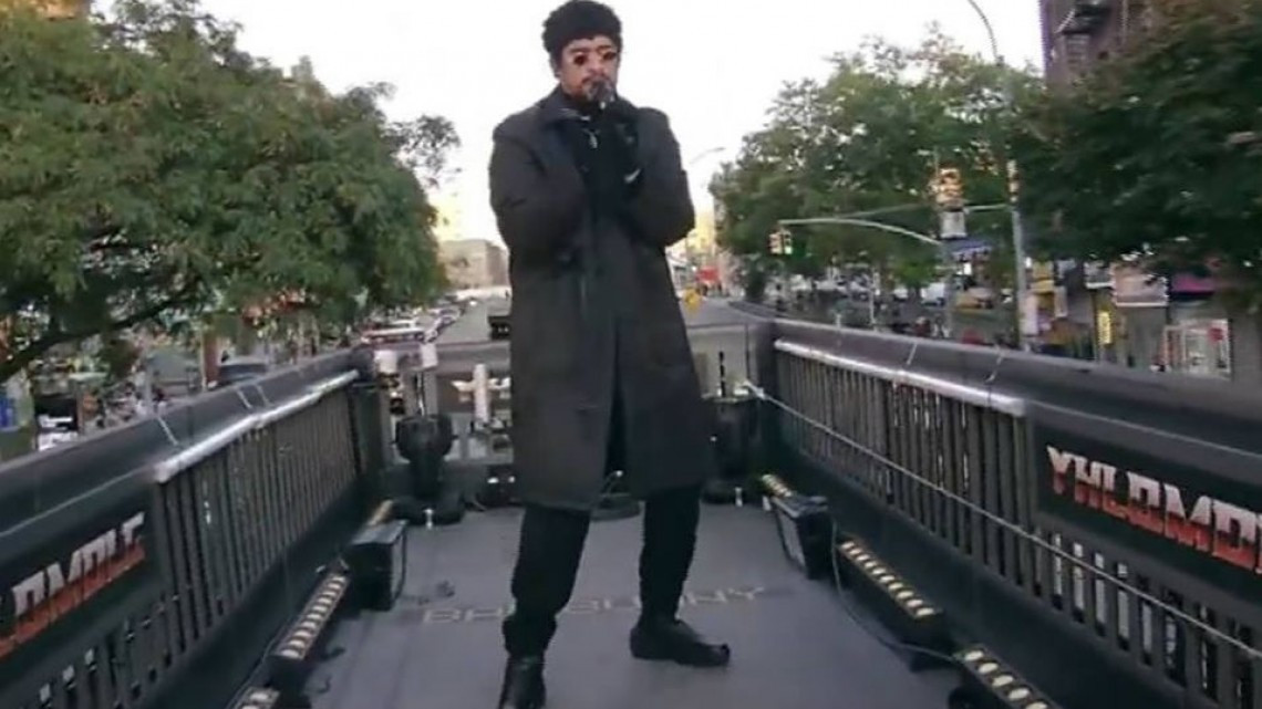 Sobre el techo de un camión y por las calles de NY, Bad Bunny ofrece concierto gratuito 