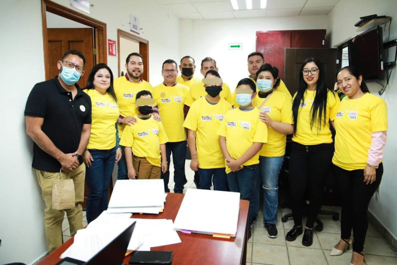 Apoya Carlos Peña Ortiz a Iluminando Corazones a Niños con Cáncer