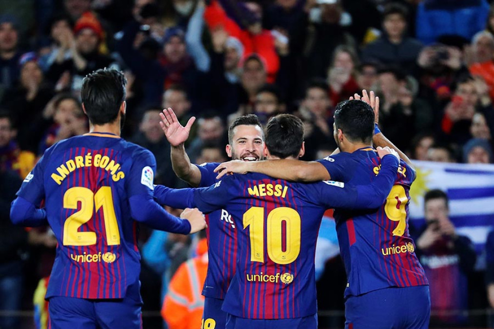 Barcelona da cátedra de futbol en casa