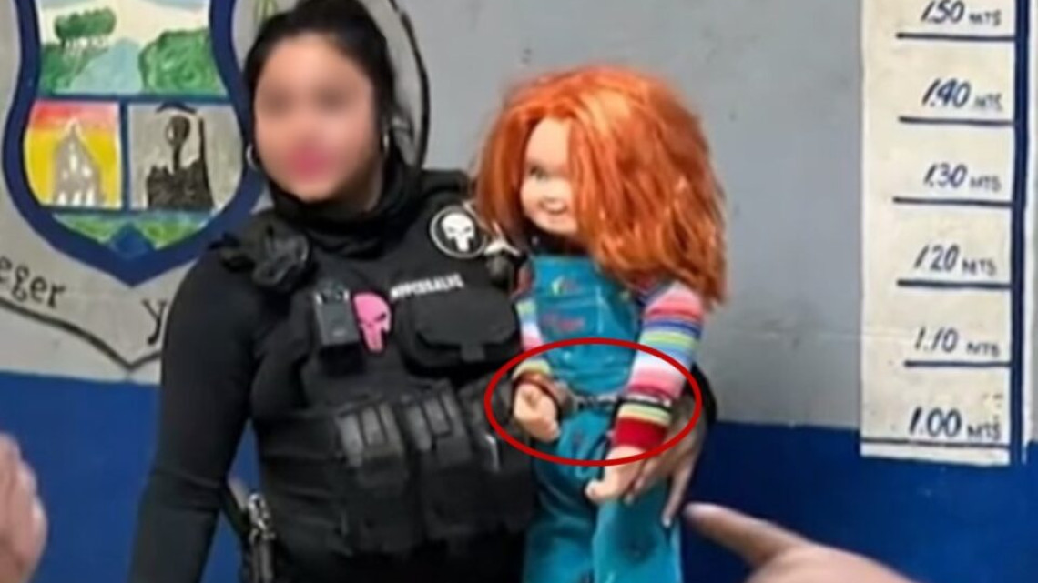 Detienen a 'Chucky' en Coahuila; hombre utiliza muñeco para pedir dinero