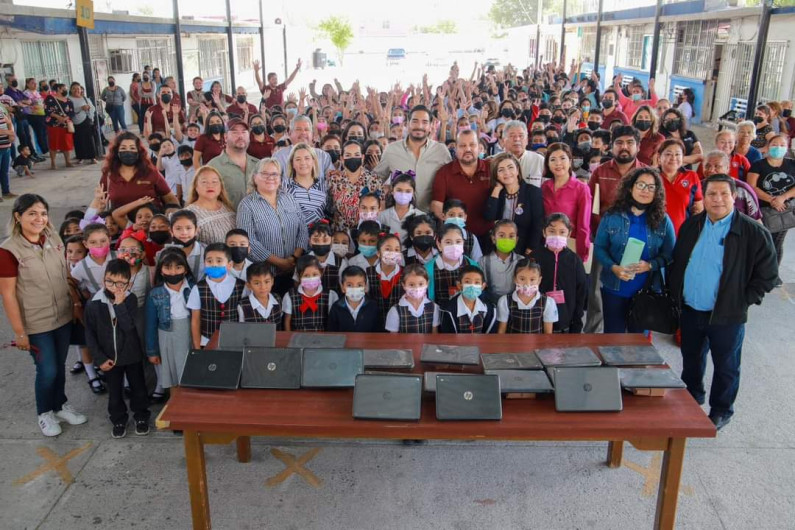 Donó Gobierno de Carlos Peña Ortiz más computadoras