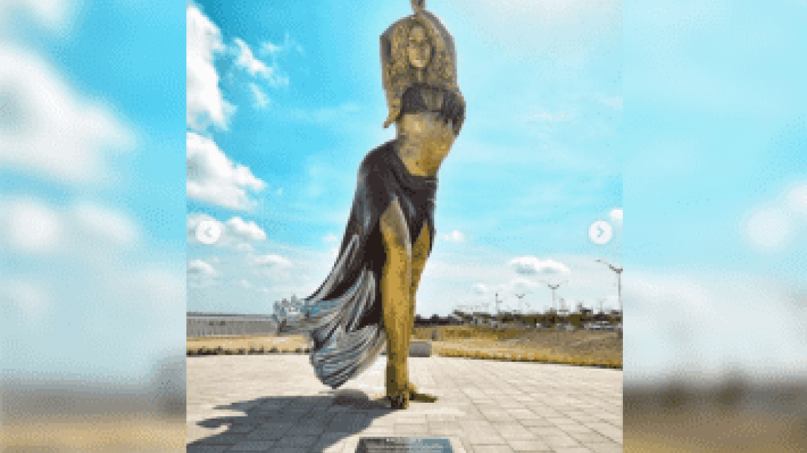 Develan estatua gigante de Shakira en Barranquilla 