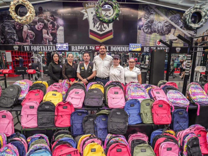 Recibió Carlos Peña Ortiz mochilas y kits escolares para más de 200 estudiantes