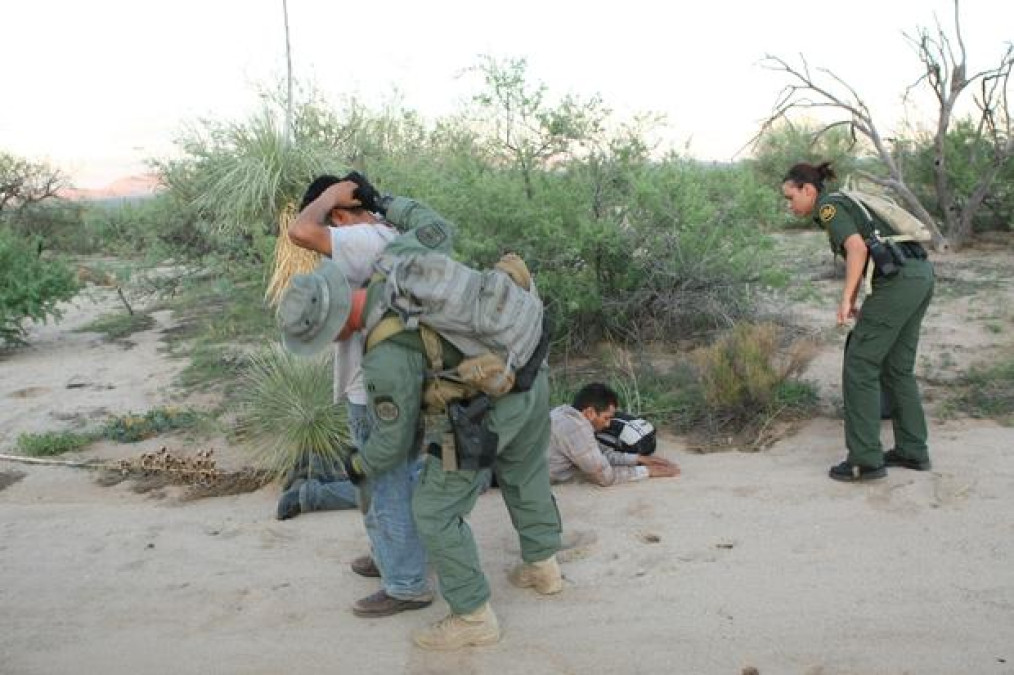 Agentes de la patrulla fronteriza rescatan a migrantes 