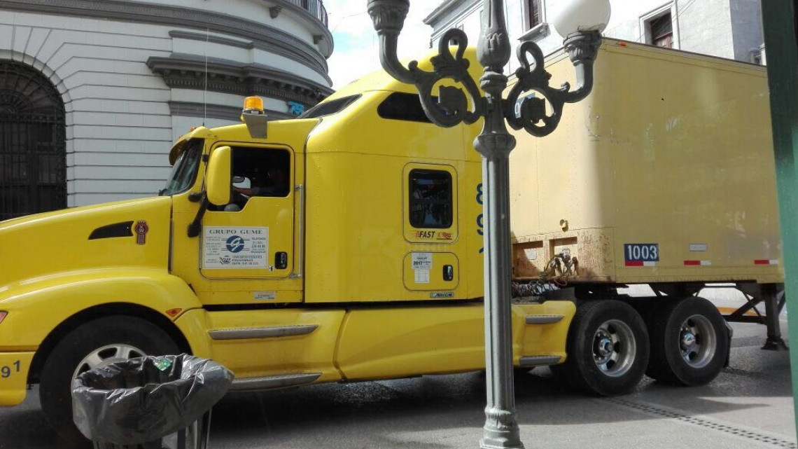 Sale tráiler con 20 toneladas de ayuda humanitaria a Oaxaca