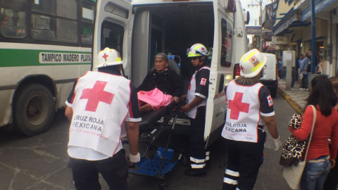 Mujer de 91 años sufre caída en transitada avenida