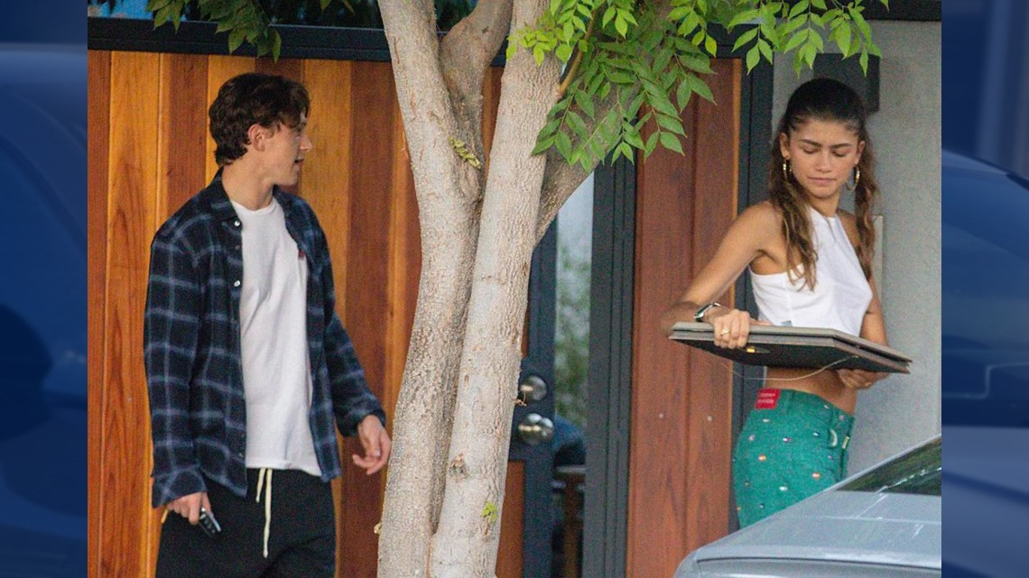 ¡Romance confirmado! Captan a Zendaya y Tom Holland besándose