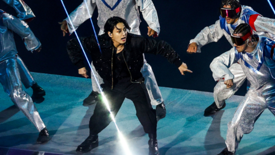 Jungkook de BTS pone a bailar a todos en la inauguración de Qatar 2022 con la canción “Dreamers” 