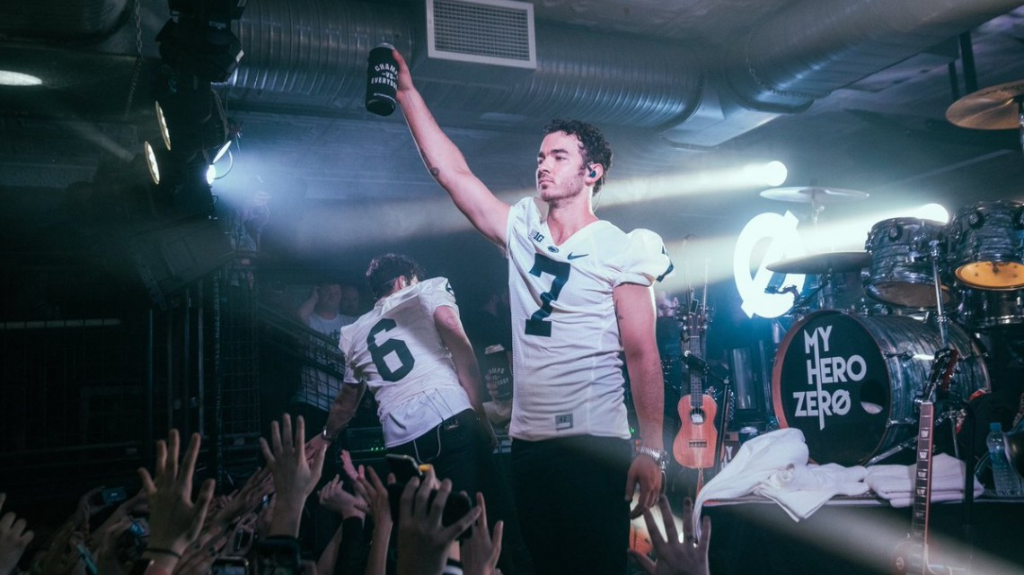 Concierto sorpresa de los Jonas Brothers en un bar universitario