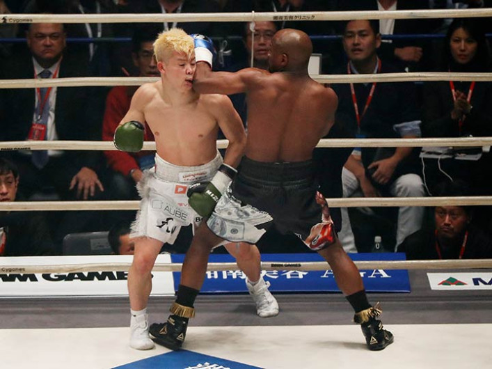 Floyd Mayweather acaba con japonés en último espectáculo del año