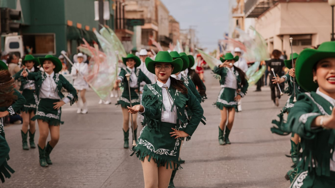 Con desfile dan la bienvenida a la primavera 2025