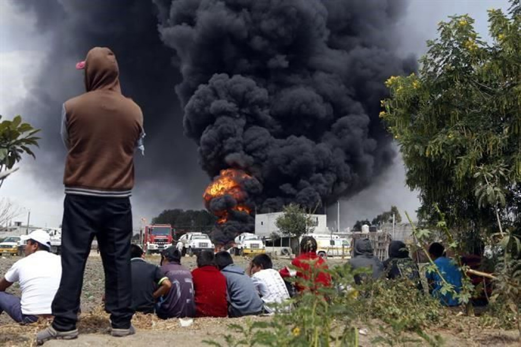 Continúa incendio en ducto de Pemex en Puebla