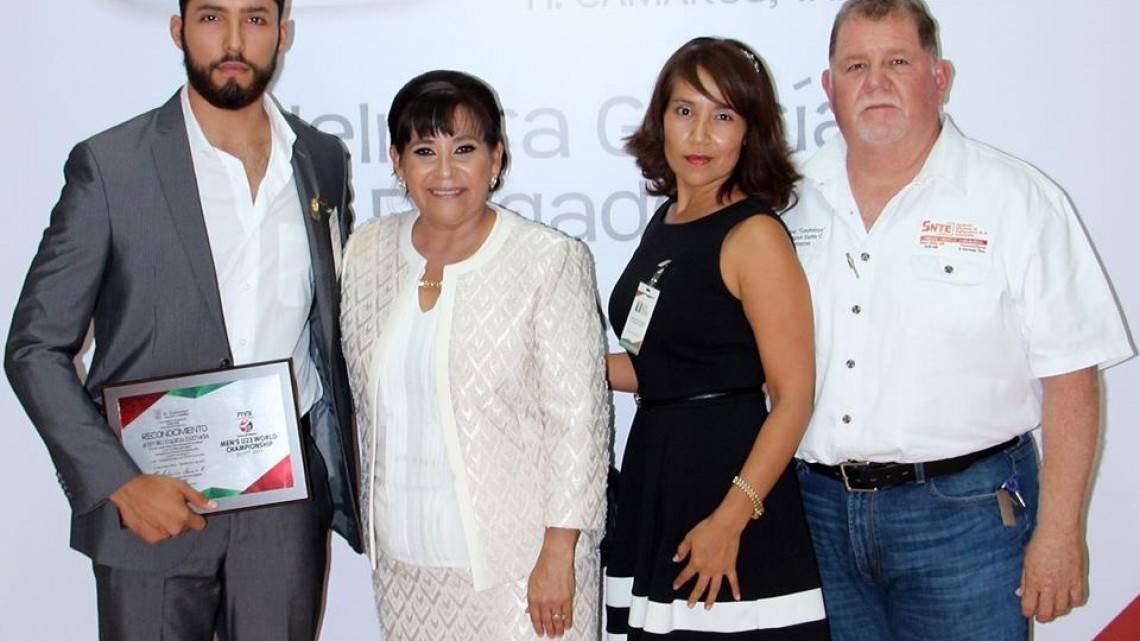 Alcaldesa entrega reconocimiento a orgullo camarguense