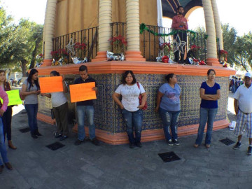 Maestros se manifiestan contra el aumento a la gasolina 