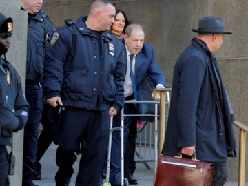 Juez rechaza petición de defensa de Weinsten y permanece en el caso