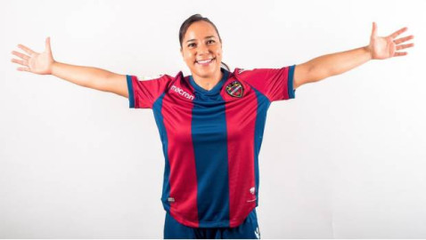 Charlyn Corral contra la adversidad en su carrera, ¡es Pichichi en España!