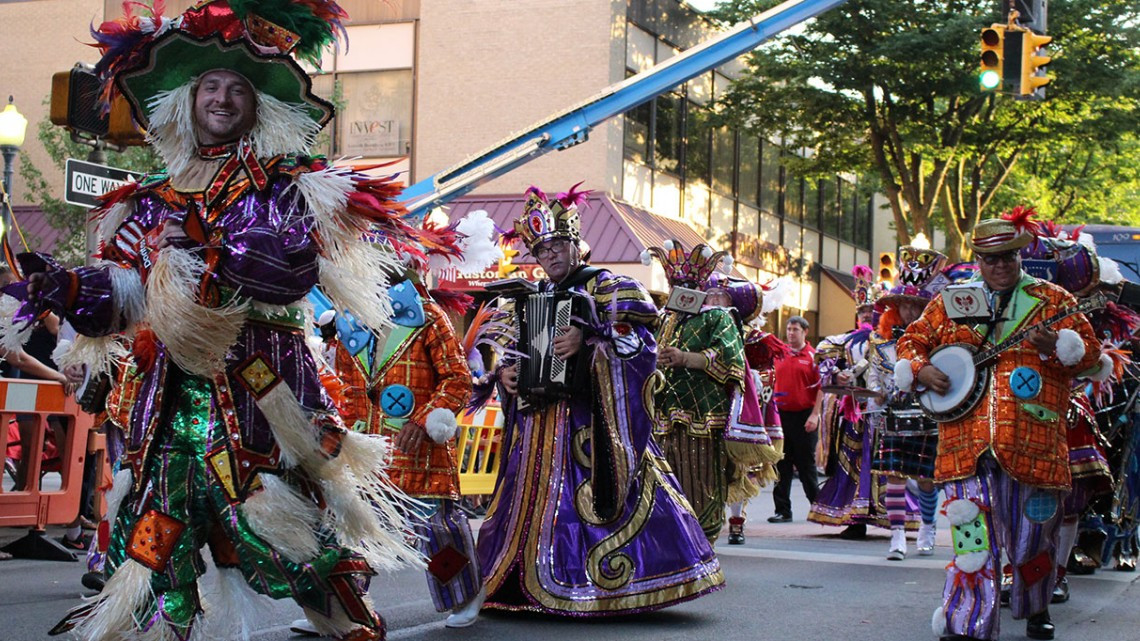 Equipos desfilan previo al arranque de la Serie Mundial LL