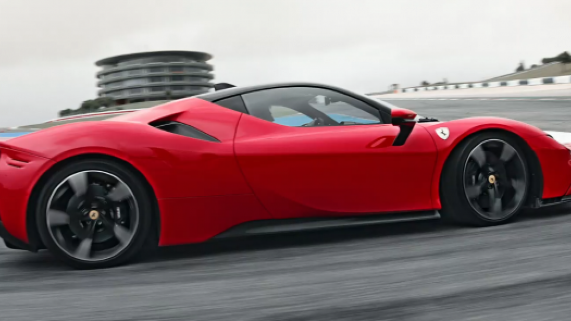  Ferrari presenta su primer auto hibrido enchufable