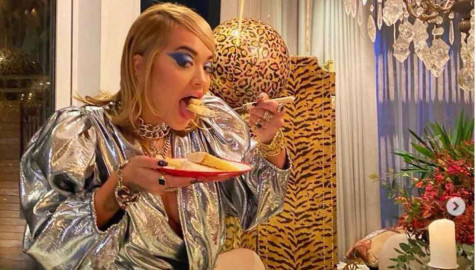 Multan a Rita Ora por violar confinamiento