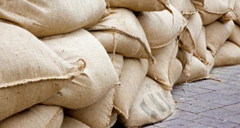 Habilitan bolsas de arena en la isla del Padre