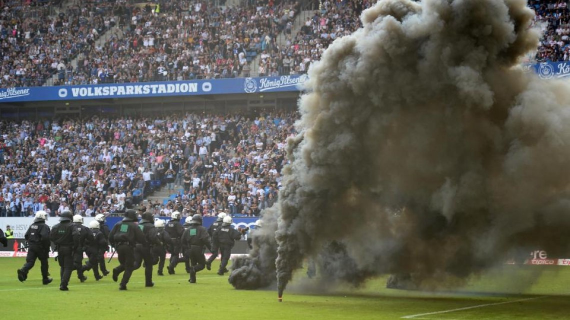 #Galería El Hamburgo desciende y sus ultas generan caos en la tribuna