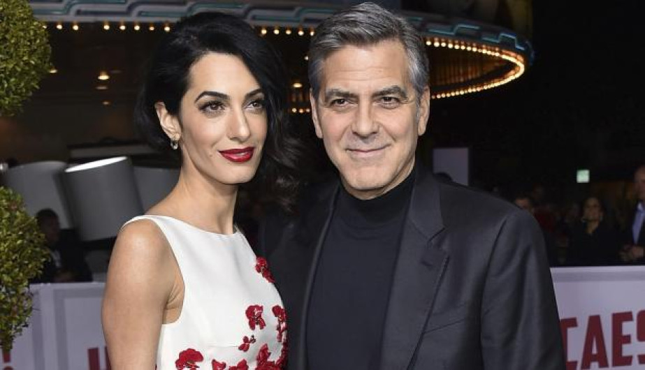 Amal y George Clooney donan 100 mil dólares para niños migrantes