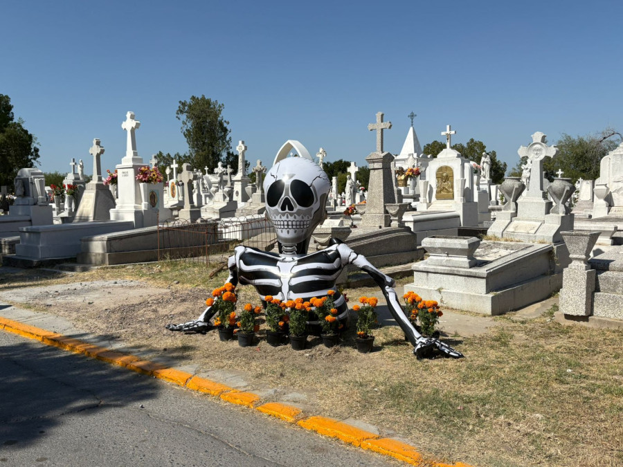 Tradición y convivencia se vive en panteones municipales 