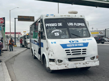 Revisión mecánica deja fuera seis peseras; usuarios reclaman malas condiciones