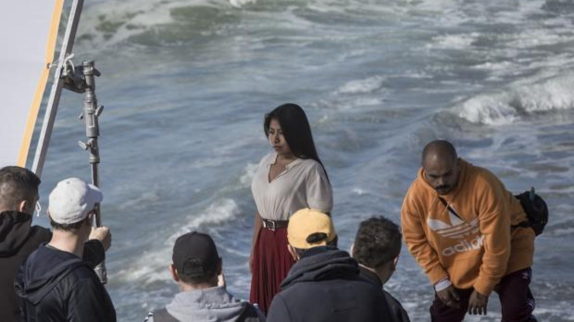 Yalitza Aparicio protagoniza sesión en muro fronterizo