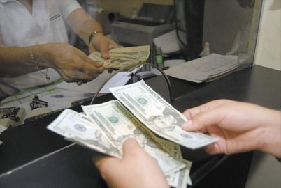 Dólar en 18.39 pesos a la venta en el AICM