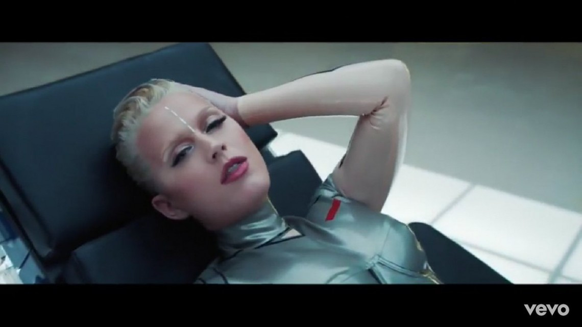 Katy Perry se vuelve un robot en su nuevo videoclip