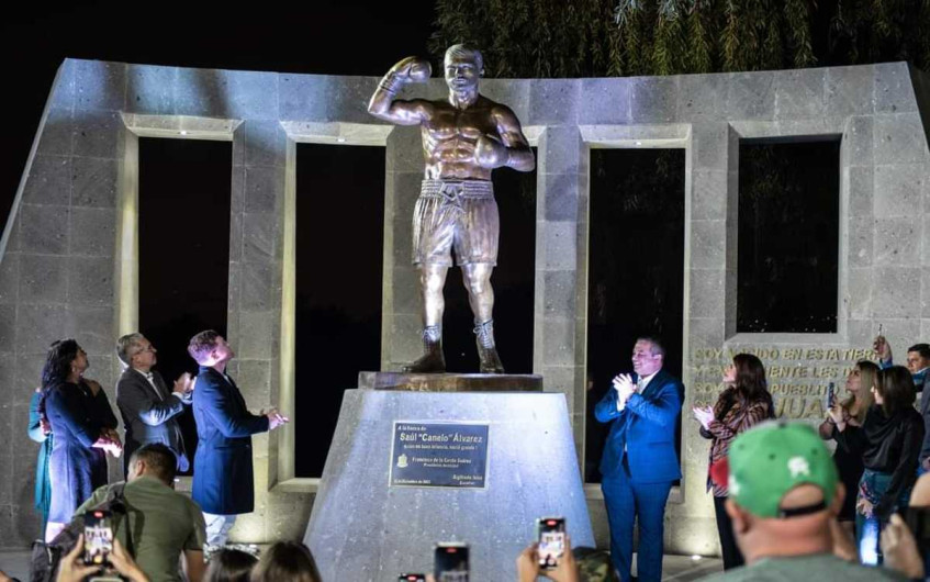 Develan estatua de 'El Canelo' Álvarez en Juanacatlán