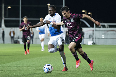 Con gol de "Chucky" México gana a Costa Rica en su gira europea