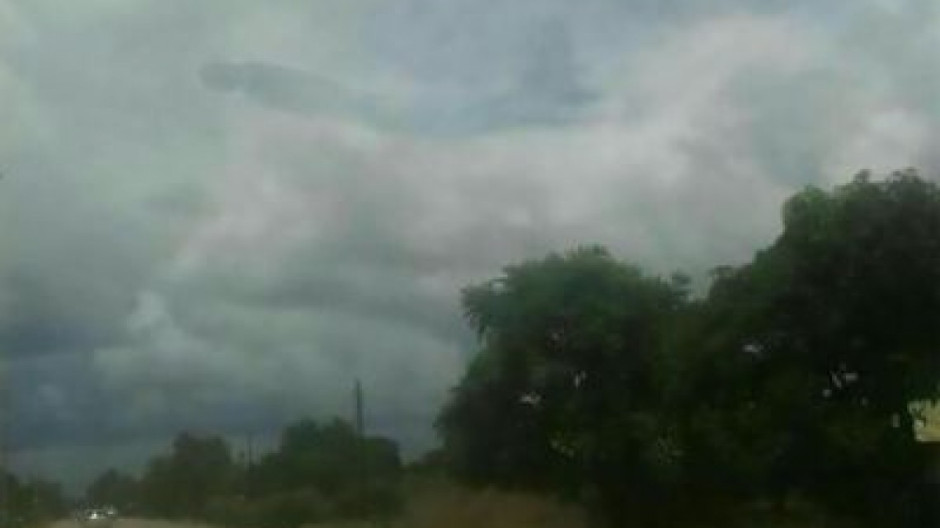 Habitantes se impactan al ver una silueta humana en el cielo