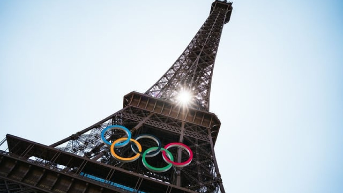 Torre Eiffel se engalana con los anillos olímpicos, así luce