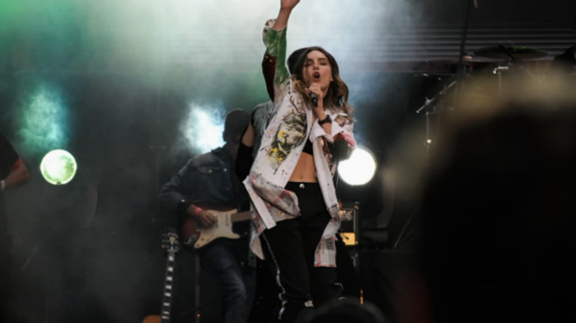 Belinda presentándose en el AMLO Fest