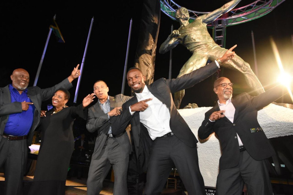 Usaint Bolt recibe estatua de bronce