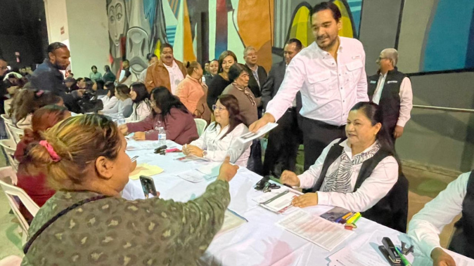 Inicia entrega de tarjetas de becas municipales