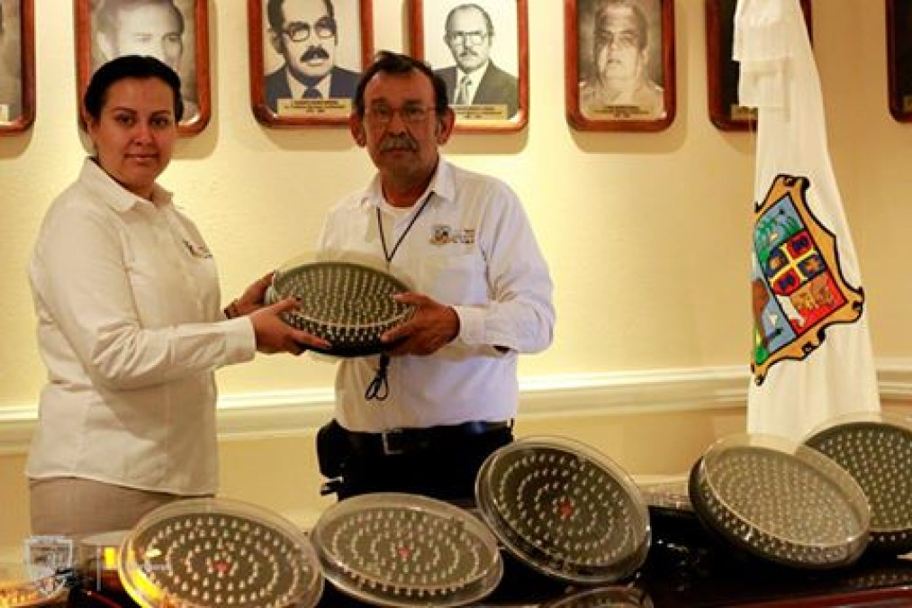 Entregan luces nuevas para semáforos